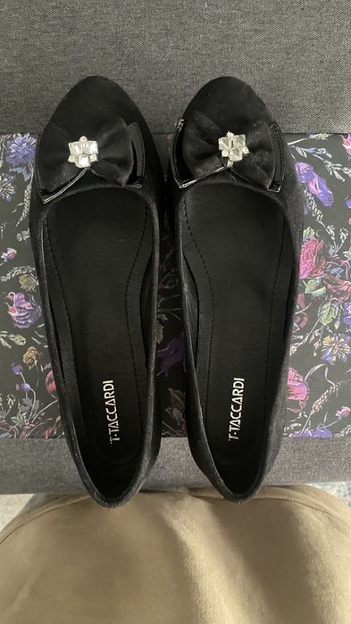 Балетки черные с брошкой