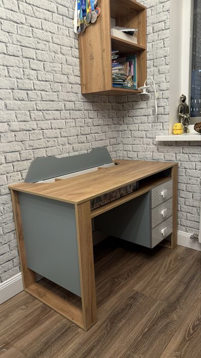 Письменный стол из ЛДСП