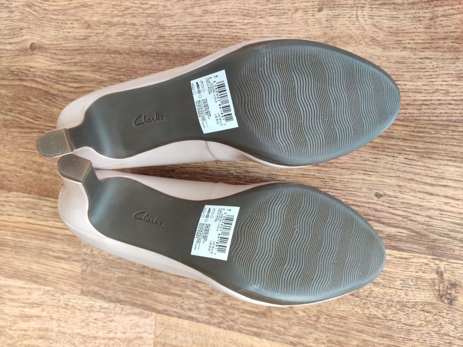 Чисто нови обувки Clarks