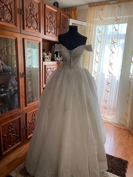 Rochie de mireasa model Vladiyan