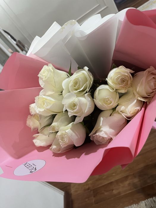 Цветы срочно продаются белые розовые красные