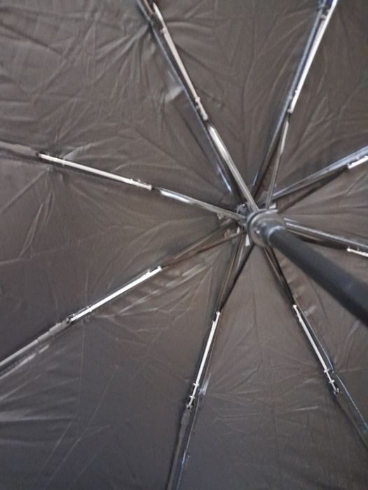 Vând 2 umbrele deschidere automata 20lei bucata