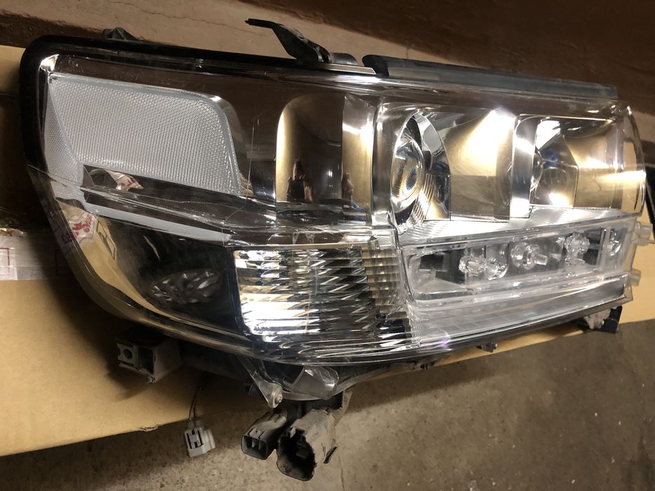 Фара Тойота Лэнд Крузер 200 TLC