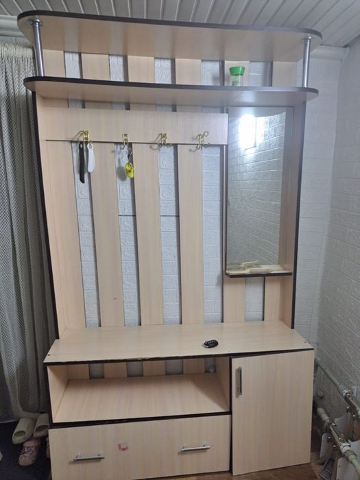 Шкаф в коридор белый .В хорошем состоянии . Высота 190, ширина 120см.