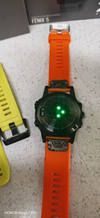 Vând Garmin Fenix 5 Sapphire Edition (varianta premium cu sticlă rezistentă la zgârieturi).