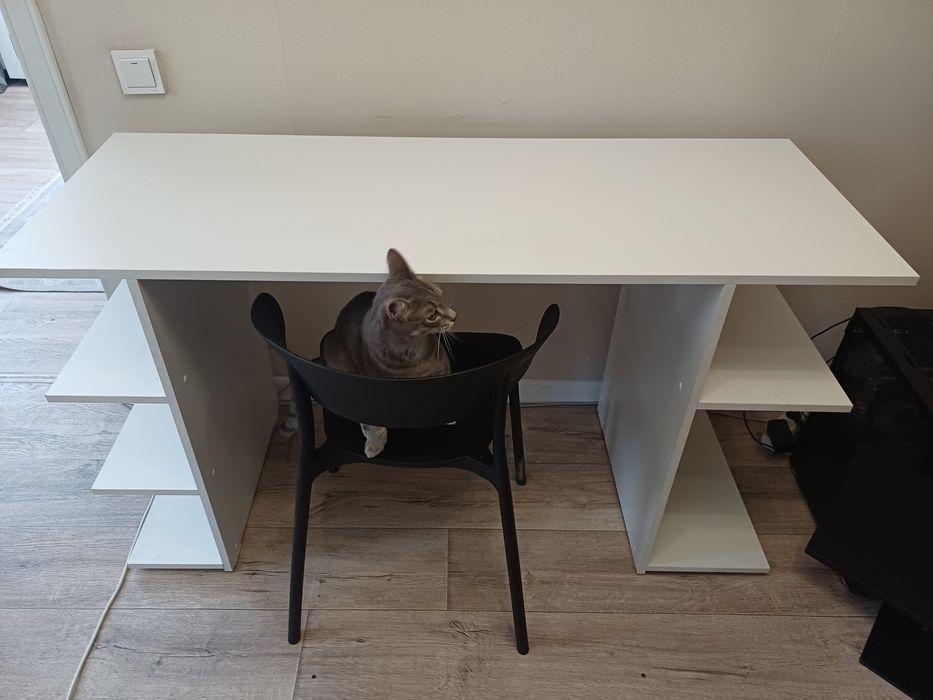 Стол письменный.