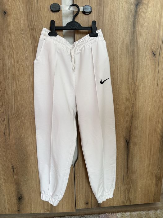 Бяла анцуг Nike