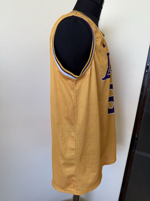 Maiou Lakers , James