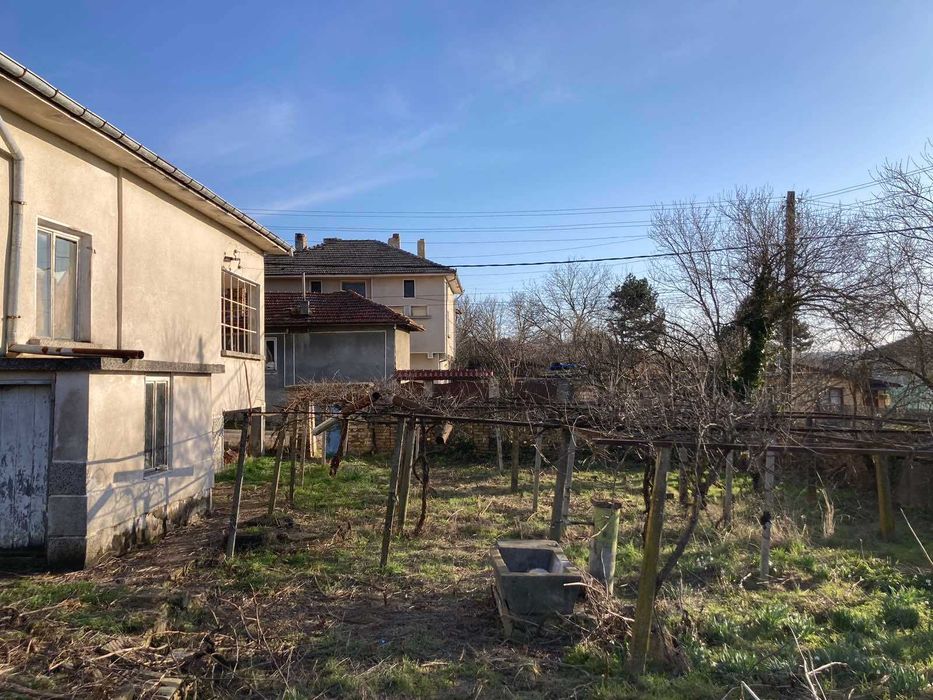 Едноетажна къща с двор и селскостопански постройки с. Медовина