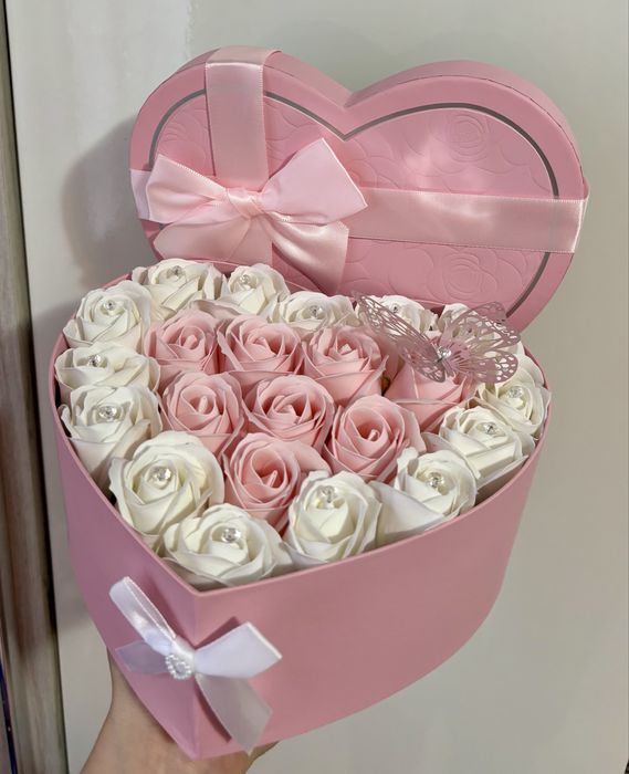 Cutie aranjament trandafiri din sapun parfumati