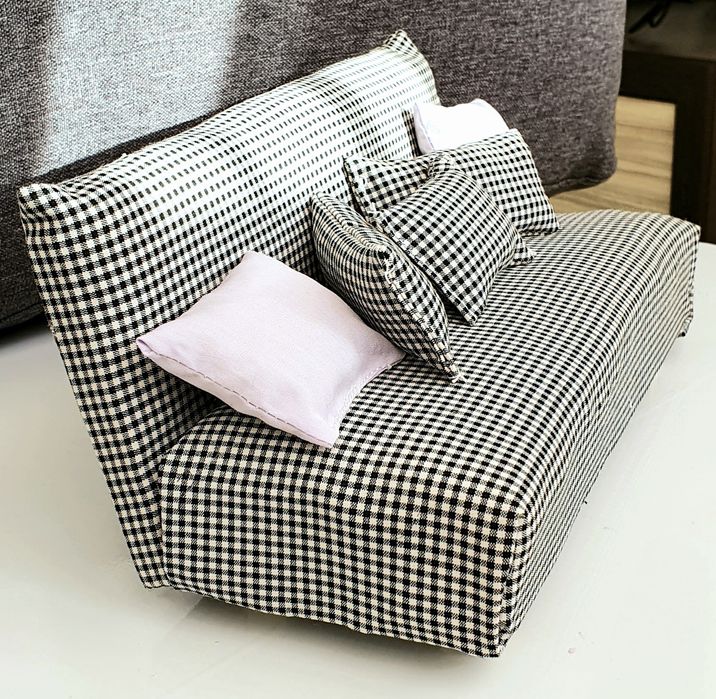 Мини диван за кукла Барби ръчна изработка