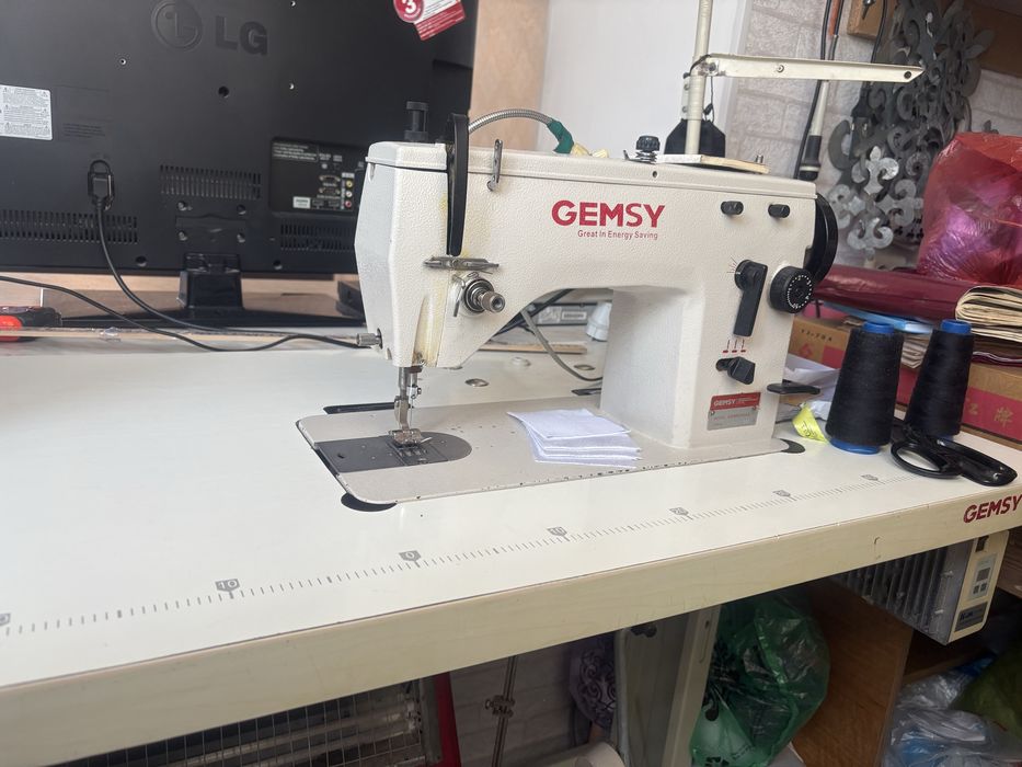 Промышленный машина со столом