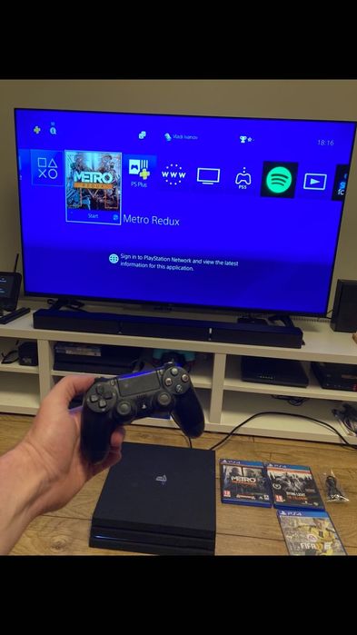 PS4 Pro 1TB с три игри и джойстик