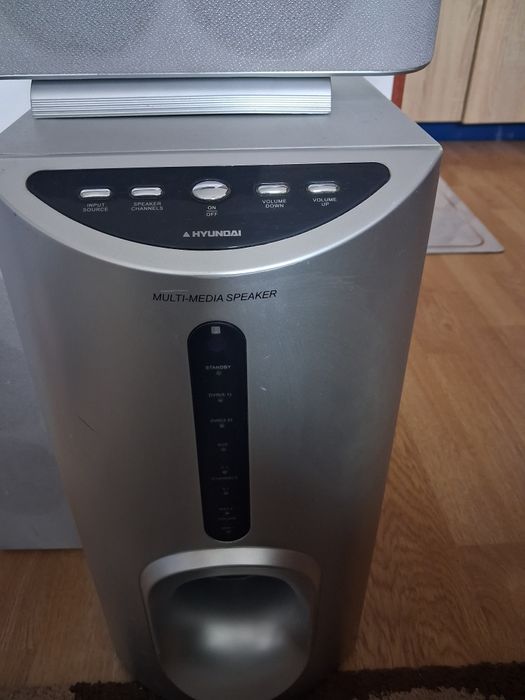 Subufar cu boxe și telecomanda.