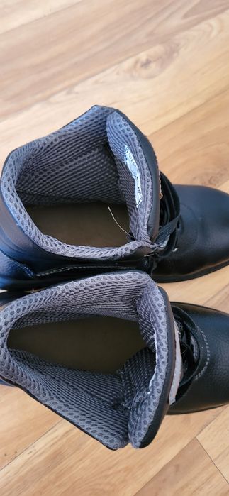 Специальная ботинка для работы