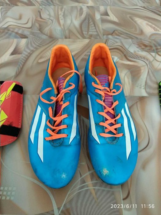 Продам кожаные бутсы adidas.