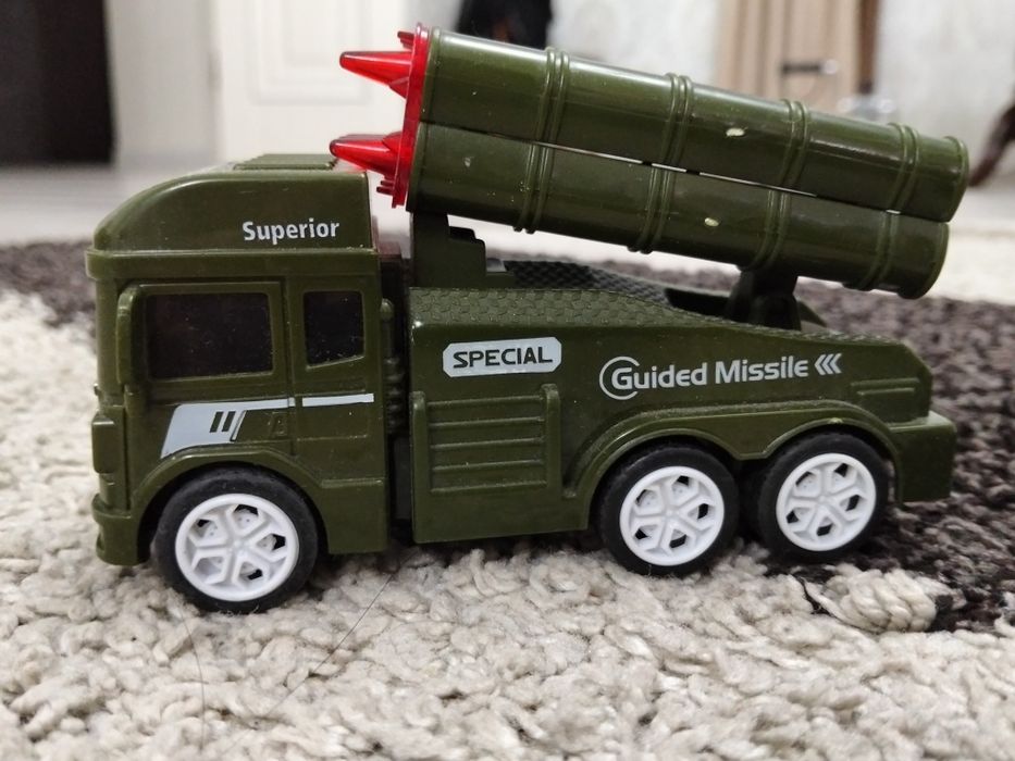 2 игрушечных боевых танка