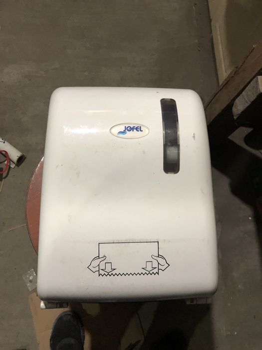 Продам диспенсер для бумажных полотенцев