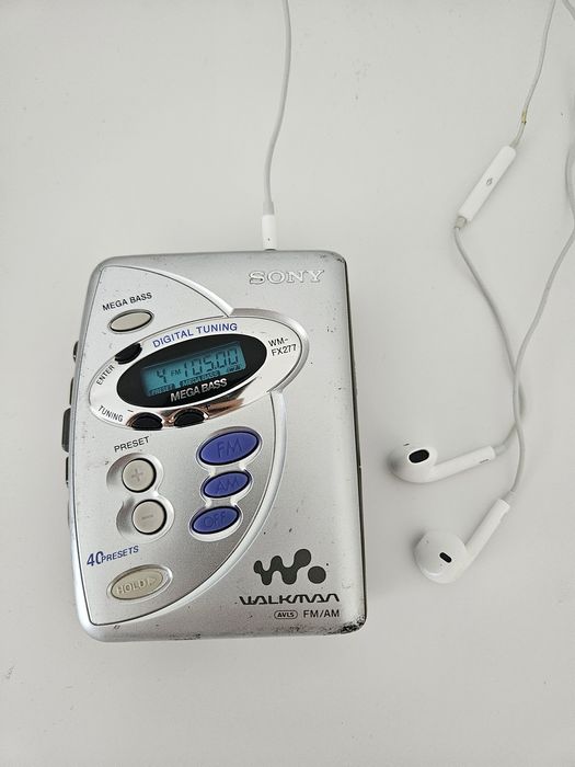 Sony WM‑FX277 + EarPods (ретро Walkman)