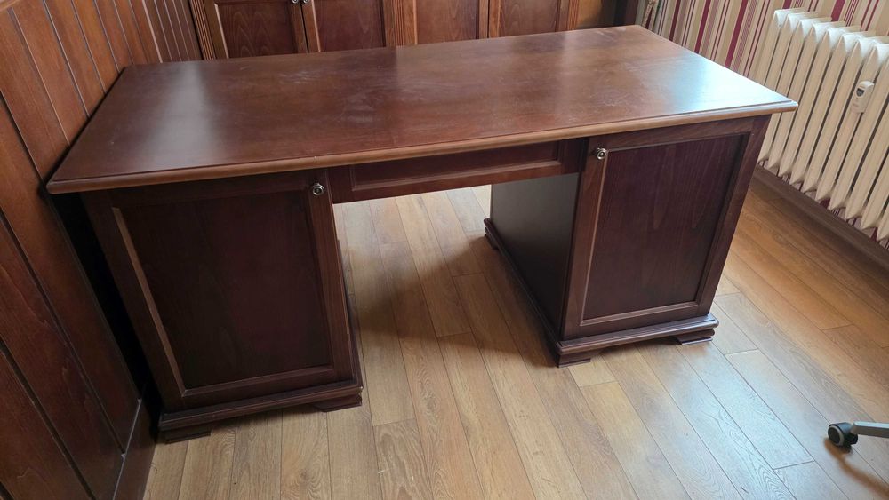 Бюро от масивна дървесина