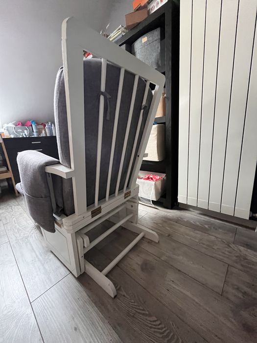 Люлеещ стол за кърмене с табуретка