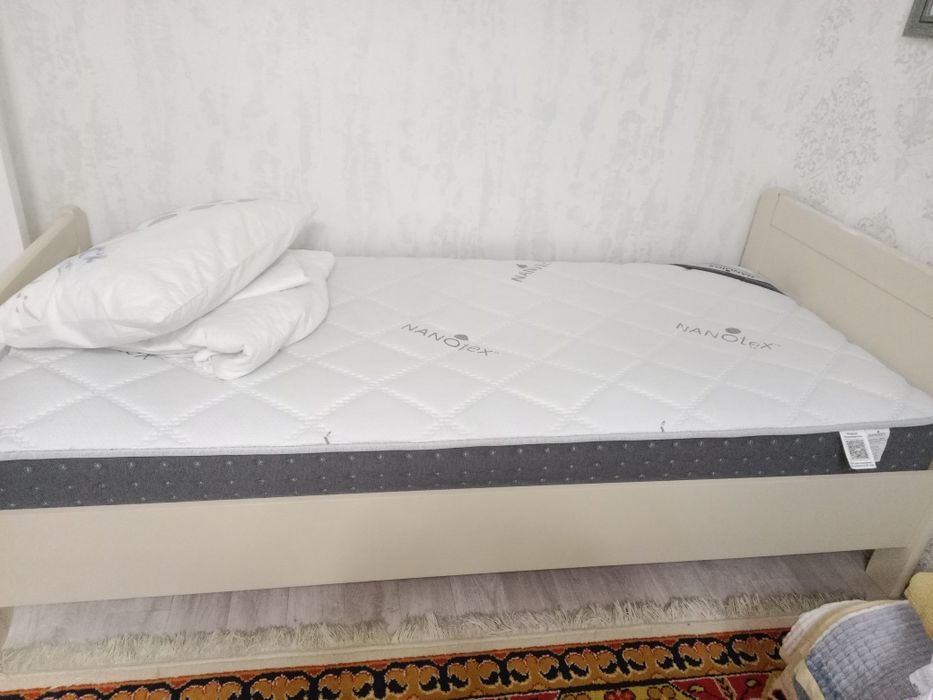 Кровать с матрасом