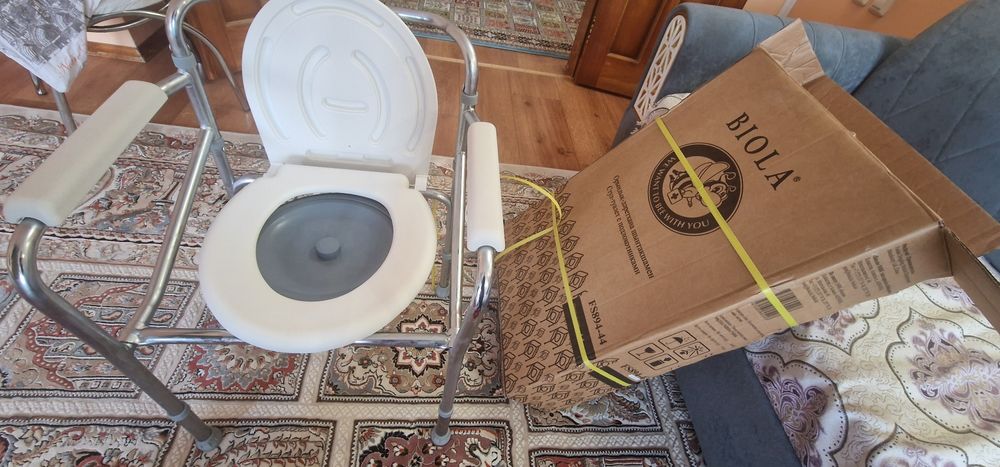 Стул-туалет с подлокотниками