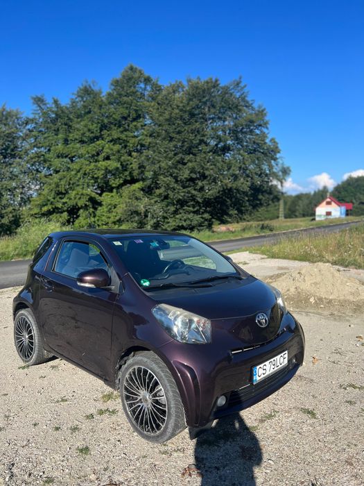 Vand masina marca Toyota iq,