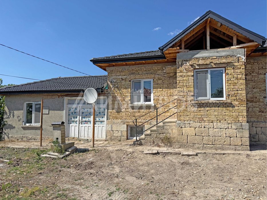 Продава се самостоятелна тухлена къща в гр. Плиска с двор близо 2 дка.