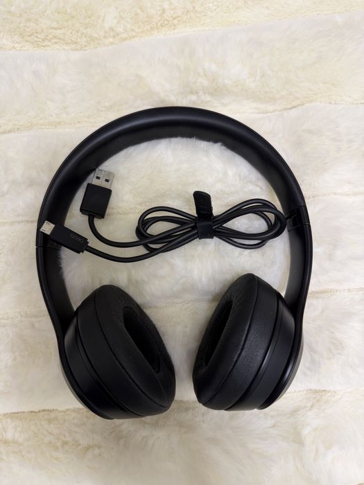 Casti Beats 3 aproape noi