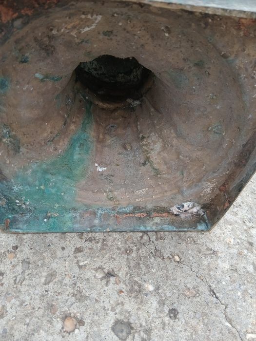 Vand o jardiniera din bronz