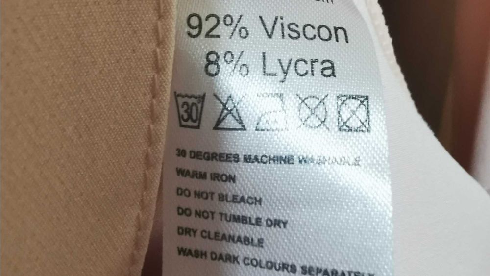 Бледо розова разкроена рокля