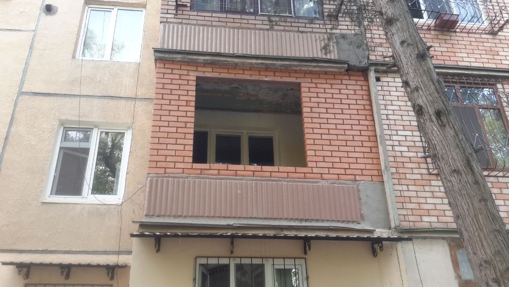 Денис. Кладка кирпича , балконов !