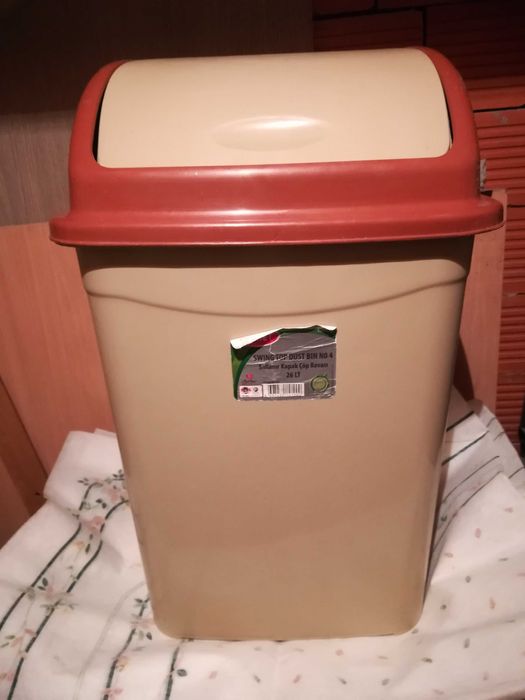 Кош за отпадъци, два броя, 20 л. и 26 л., нови, двата за 11 евро