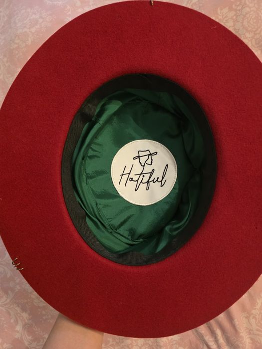 Vând pălărie Hatiful.