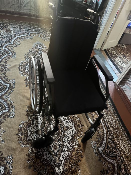 Продам инвалидную коляску