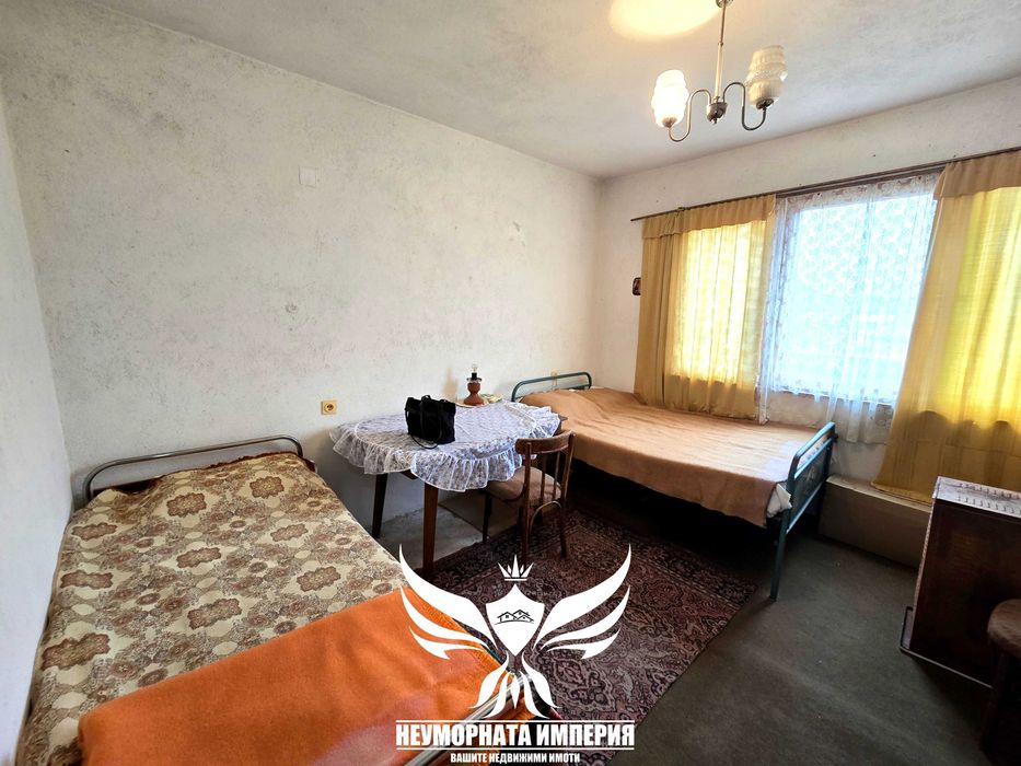 Продавам тристаен апартамент 128кв. с гараж, таван и изба в гр.Хисаря