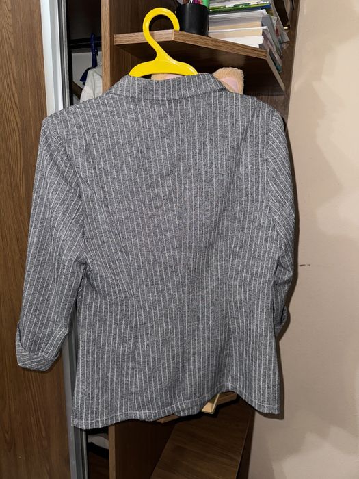 костюм серый в белую полоску НОВЫЙ