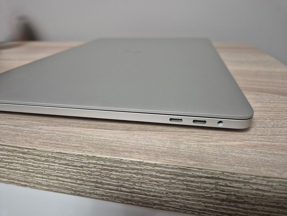 MacBook Pro 16" Intel i7 6-core 2,6GHz 500GB SSD 16GB RAM AMD Radeon