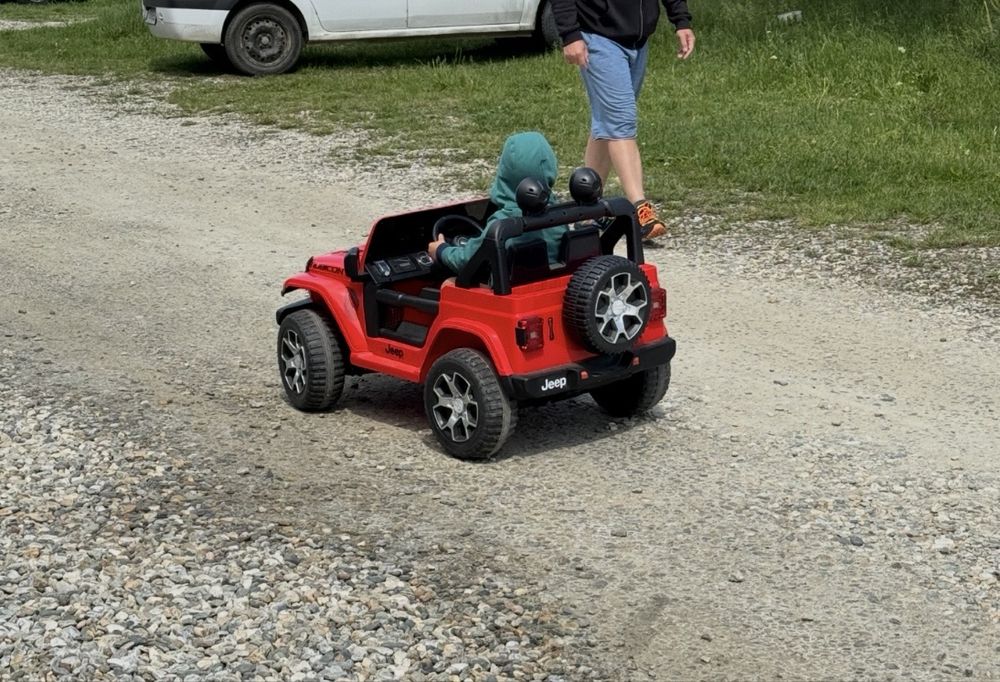 Jeep electric pentru copii – stare foarte bună, pregătit de plimbare!