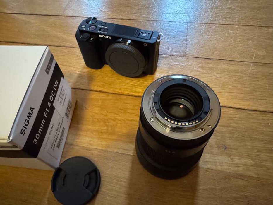Sony ZV-E10 4K + Sigma 30mm F1.4 – în garanție până în august 2027