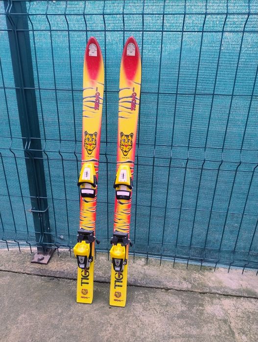 Vând schiuri / ski pentru copii cu tot cu clăpari