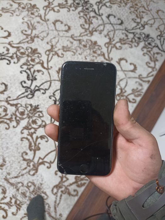 Продам айфоны 8,SE