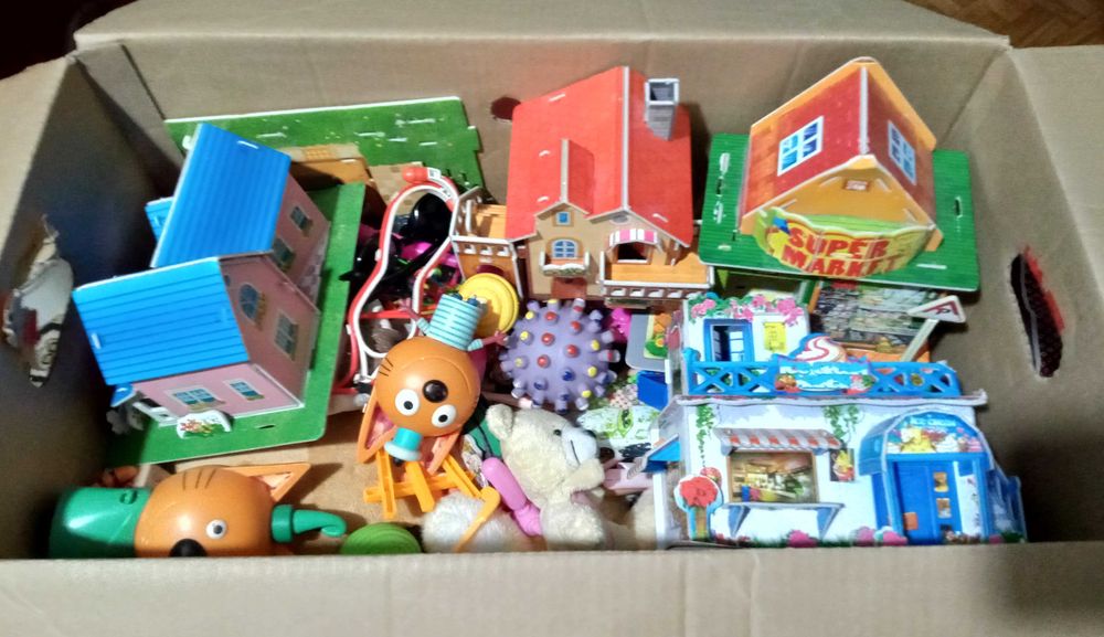 Большая коробка с игрушками