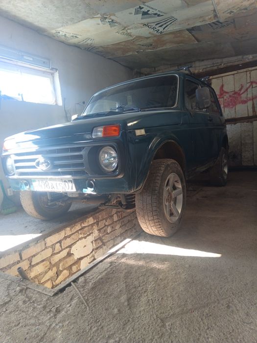 Продам ниву ,газ бензин2001