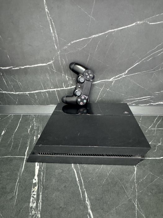 Playstation 4  cu o consola