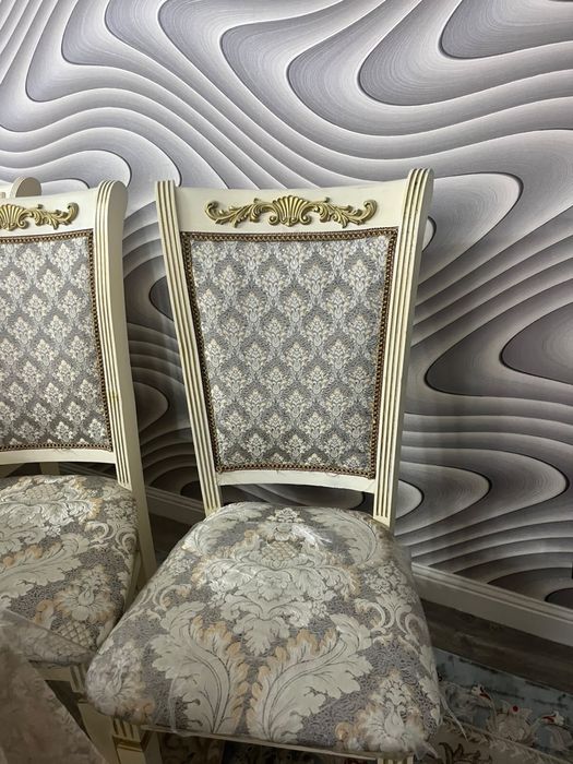 Продается стол и стулья