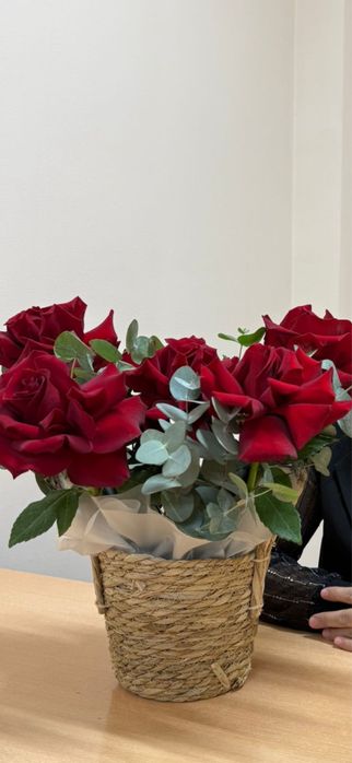 корзина с красными розами