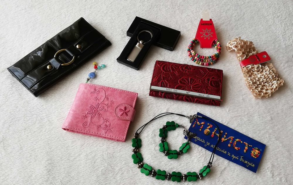 Лот 8 неща - портмонета, гривни и други