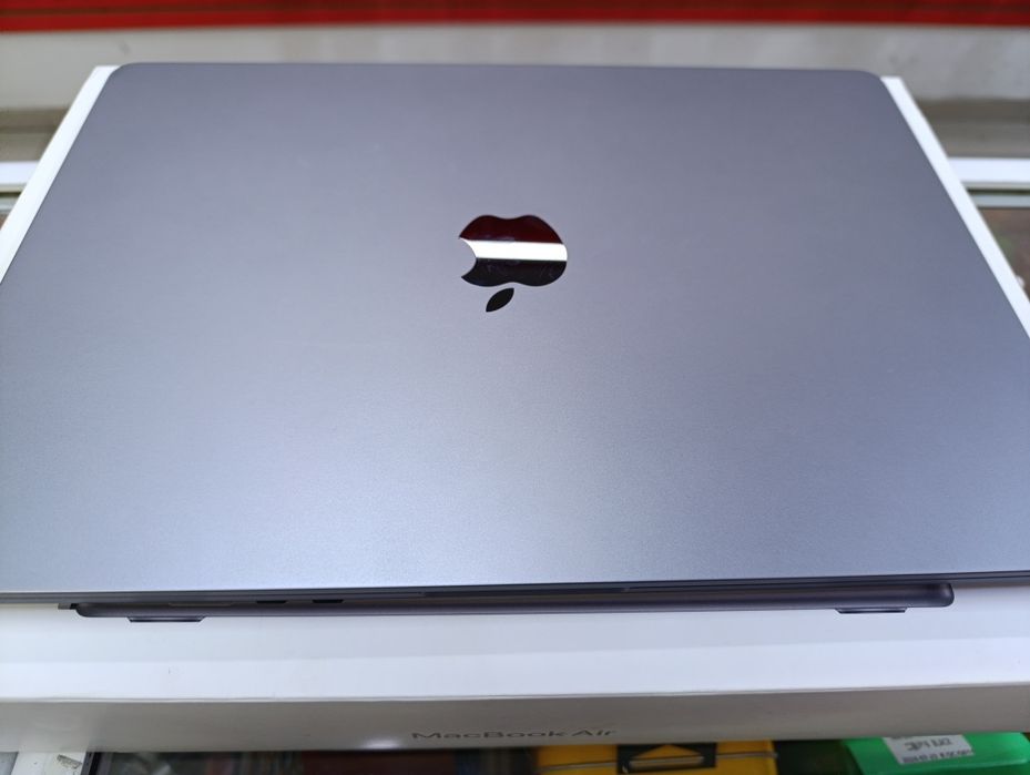 MacBook Air M2 Grey
